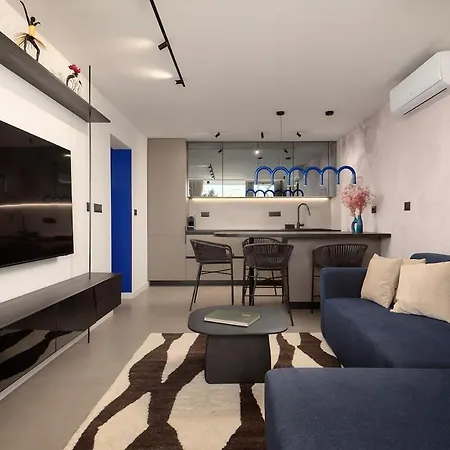 Urban Nest Boutique 2br With Balcony In Center Split