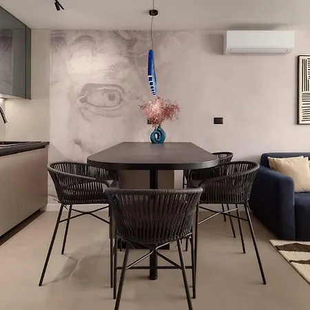 Urban Nest Boutique 2br With Balcony In Center Split