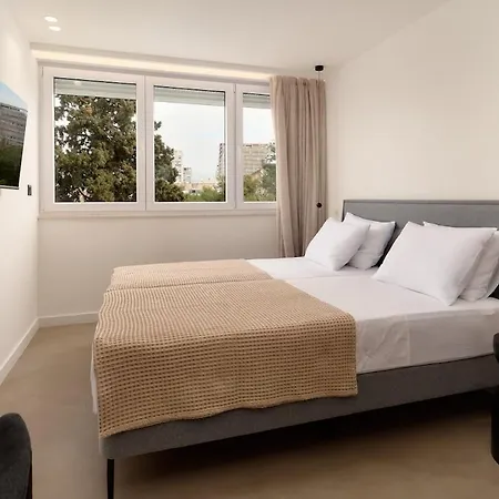Urban Nest Boutique 2br With Balcony In Center Split