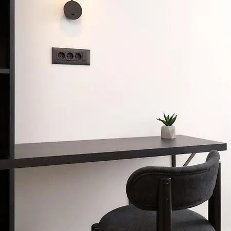 Urban Nest Boutique 2br With Balcony In Center Split