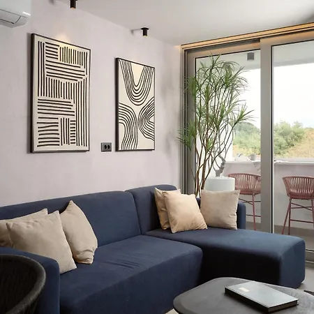 Urban Nest Boutique 2br With Balcony In Center Split